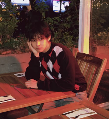 아가일 니트 하나로 남친짤 완성? 방탄소년단 뷔의 클래식한 가을룩