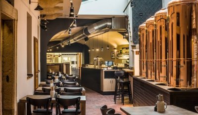 프라하 성 바로 아래, 겉바속촉의 정석을 만나다 - 포크스(Pork's)